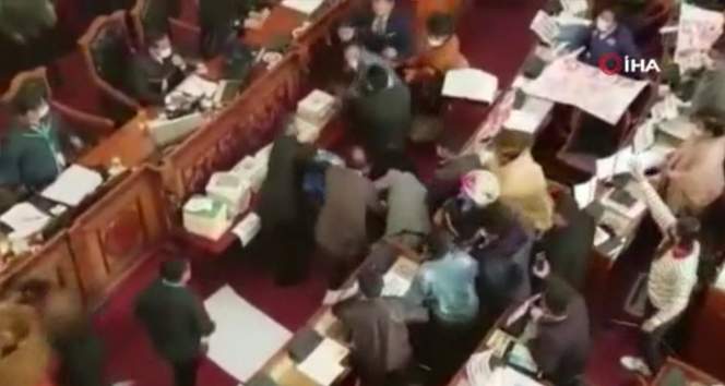 Bolivya Kongresi’nde milletvekillerinden yumruklu kavga
