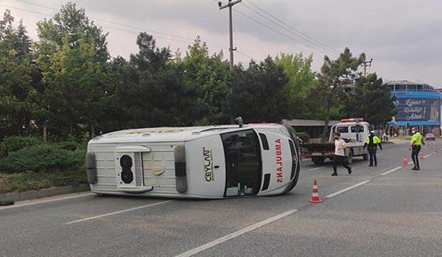 Bursa’da ambulans ile otomobil çarpıştı: 4 yaralı