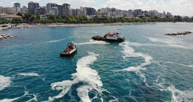 Caddebostan Sahili’nde deniz salyası temizliği devam ediyor