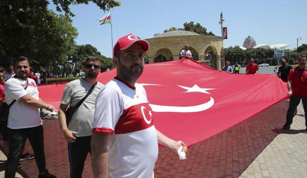 Cumhurbaşkanı Erdoğan’a Bakü’de sevgi seli: Türk bayrakları ile karşıladılar