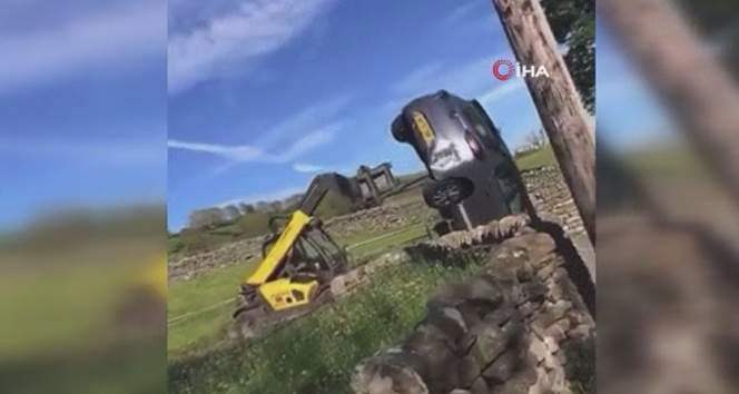 İngiltere’de bir çiftçi, iş makinesi ile otomobili ters çevirdi