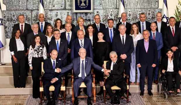 İsrail’de yeni hükümet aile pozu verdi