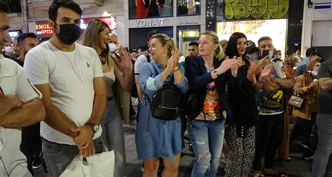 İstiklal Caddesi’nde maske ve mesafe unutuldu, halaylar çekildi