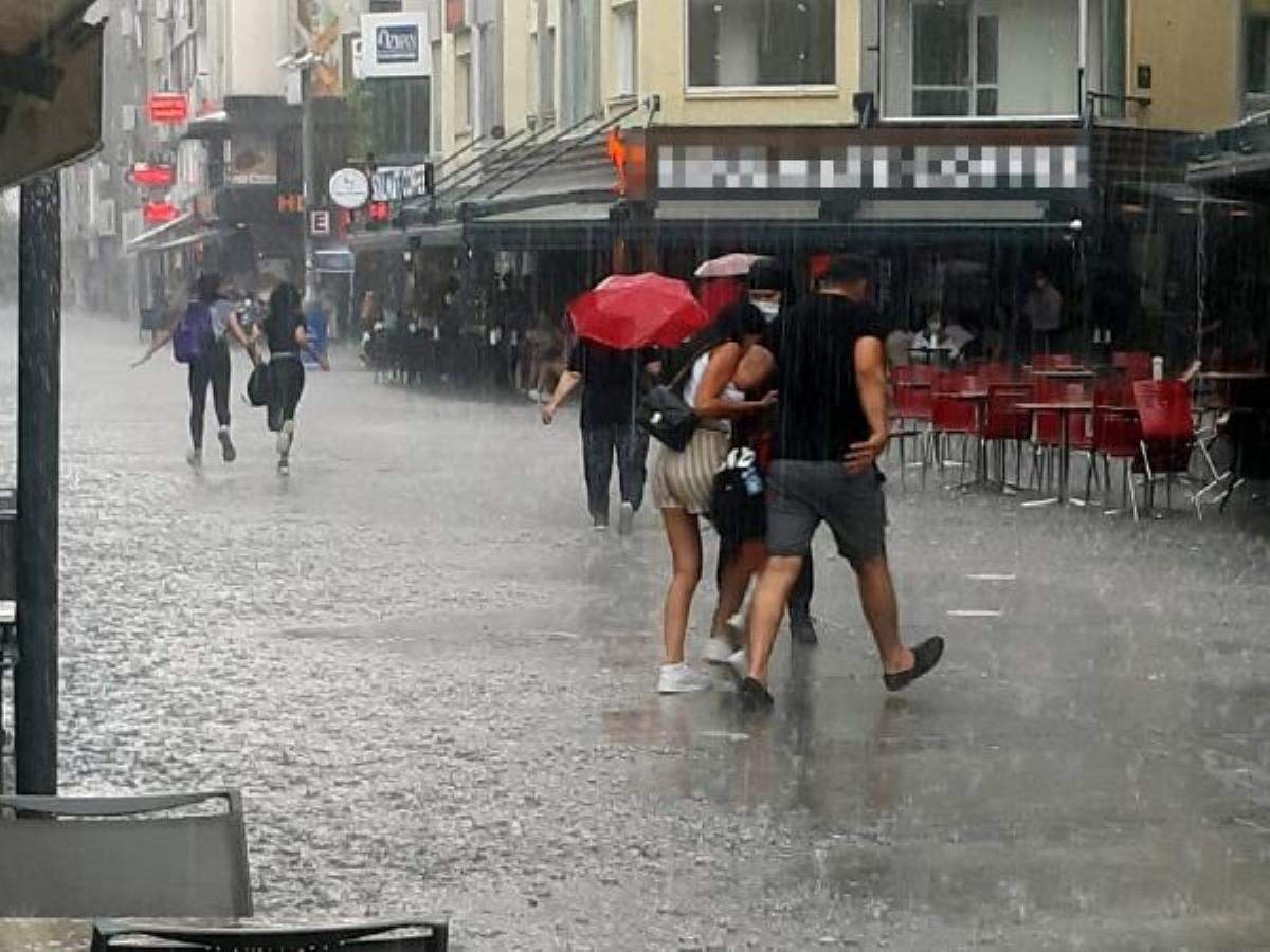 İzmir de sağanak yağmur olumsuzluğu