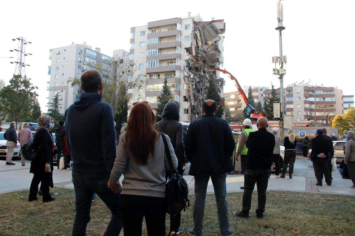 İzmir depreminde yan yatan binada kolon kesilmemiş
