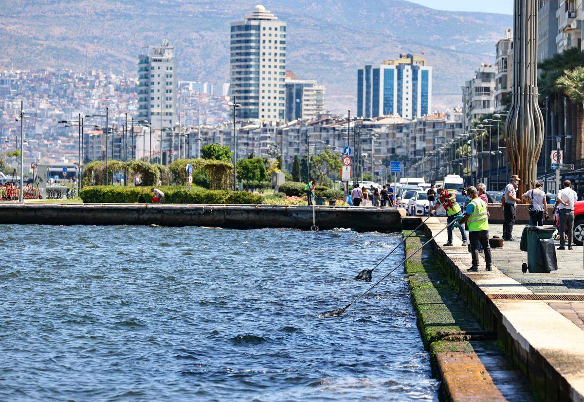 İzmir Körfezi nden scooter, ayakkabı, cam ve plastik atığa kadar yüzlerce çöp çıktı