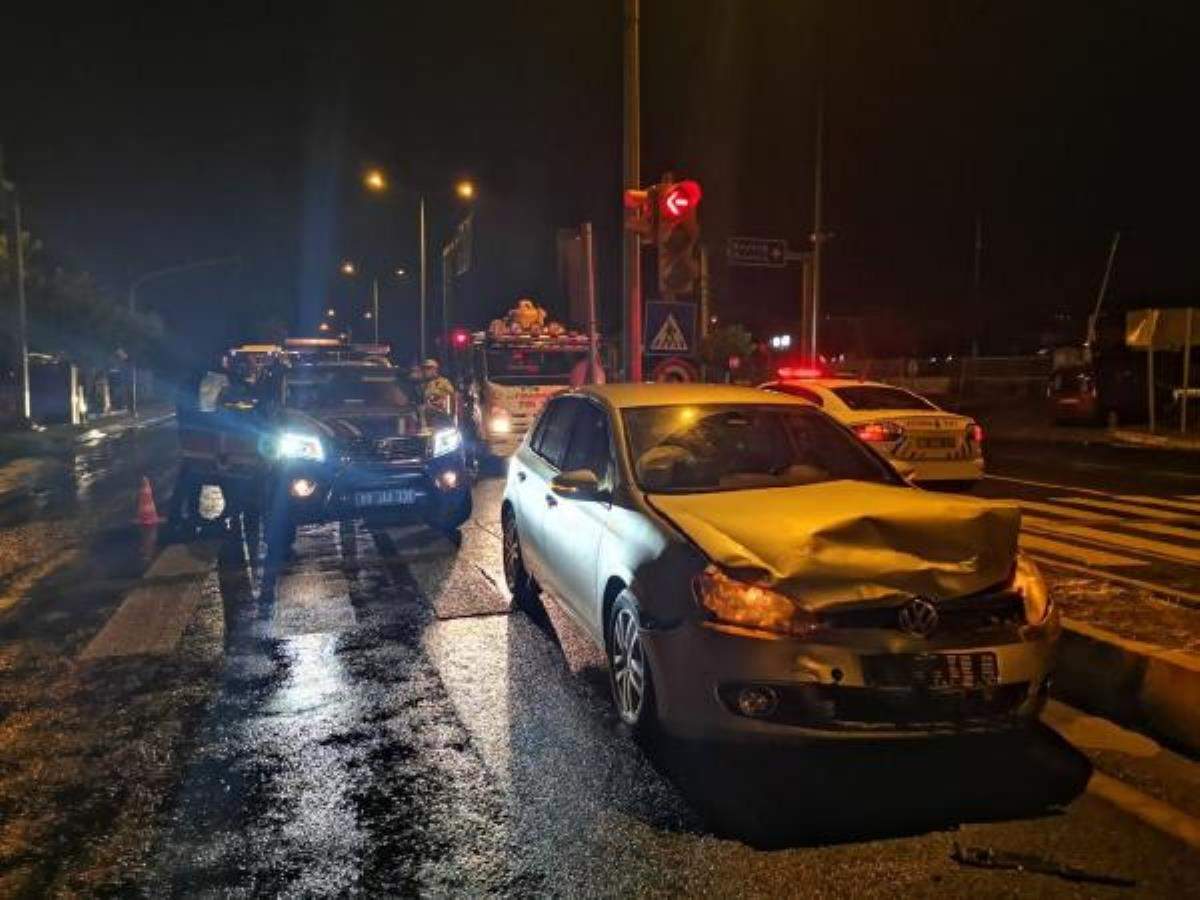 Jandarma ekip otosu otomobille çarpıştı: 2 si uzman çavuş 8 yaralı