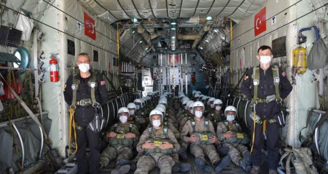 Komandoların paraşüt kursu nefesleri kesti