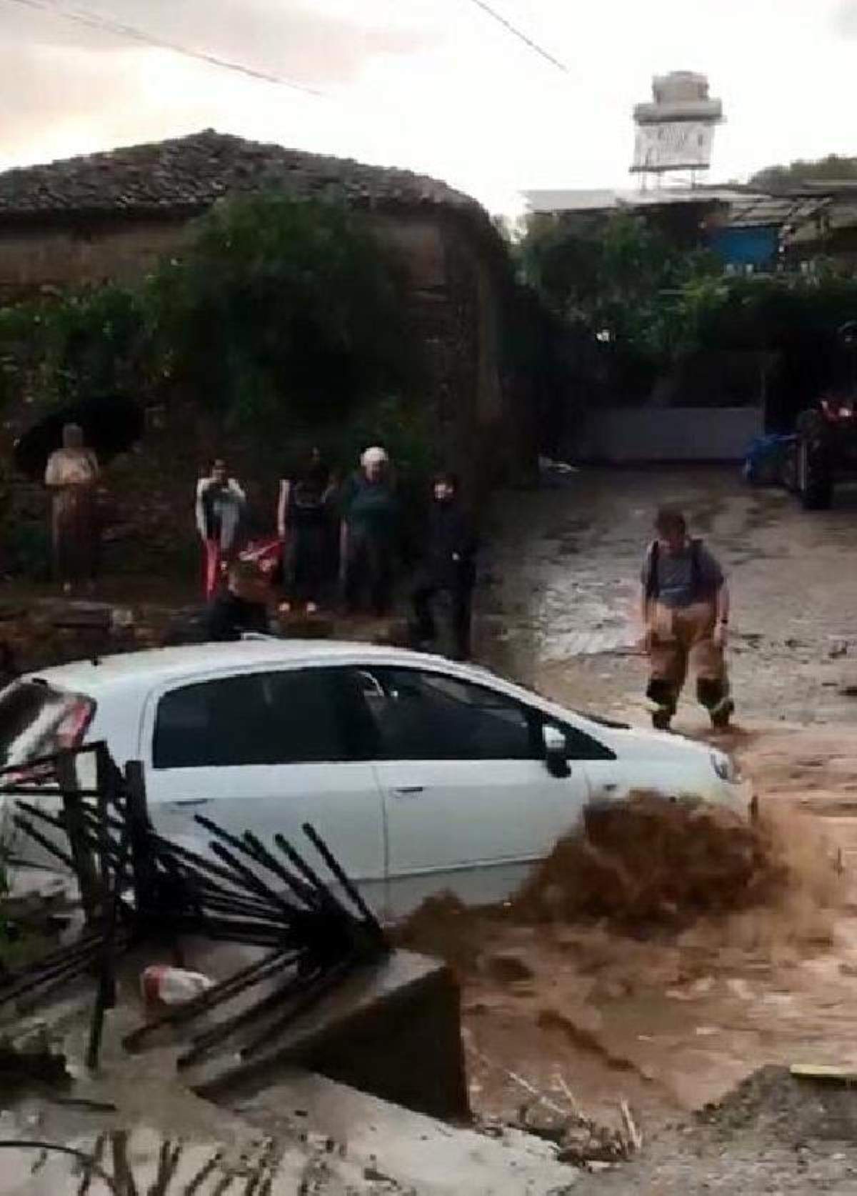 Ödemiş te sağanak; dere ve çaylar taştı, araçlar sürüklendi