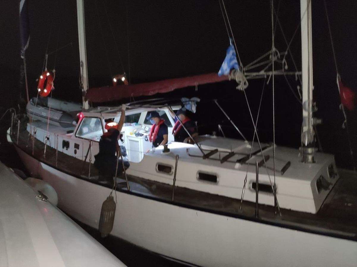 Son dakika haberi… İzmir de yelkenli tekneyle yurt dışına çıkmaya çalışan 44 sığınmacı yakalandı, 2 kişi gözaltına alındı