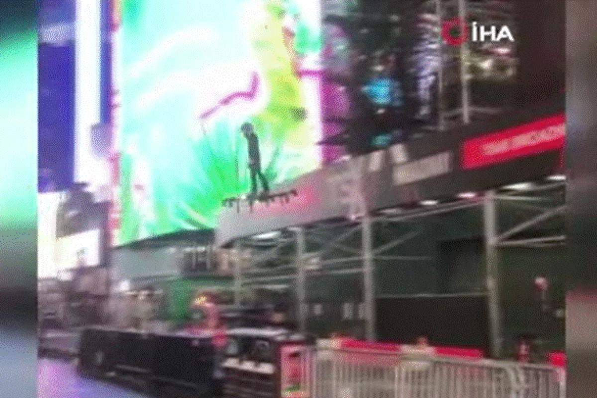 Times Meydanı’nda bir kişi ‘hoverboard’ ile uçtu