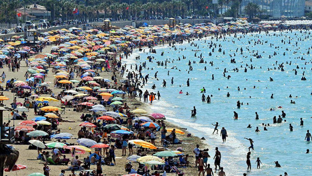 Çeşme plajlarında bayram yoğunluğu