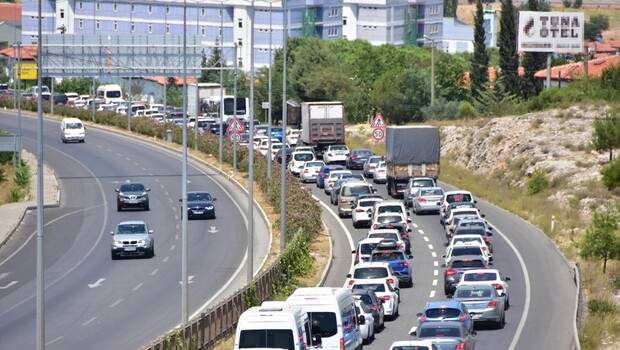 Akın akın geldiler! 8 kilometrelik araç kuyruğu oluştu