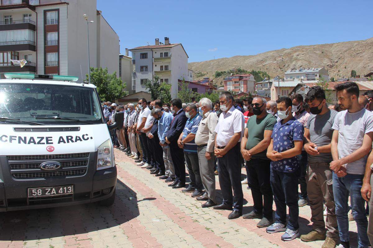 Aliağa da gemi geri dönüşüm bölgesindeki patlamada hayatını kaybeden işçinin cenazesi Sivas ta defnedildi