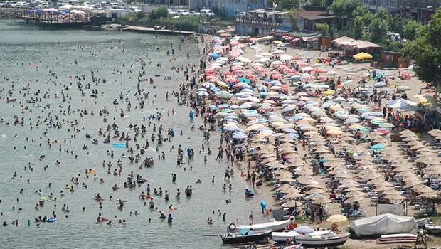 Amasra’nın nüfusu 10 kat arttı, plajda şemsiye açacak bile yer kalmadı! Belediye Başkanı: Bütün izinleri kaldırdık