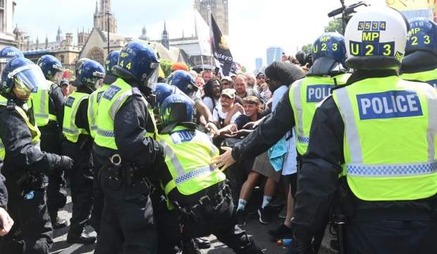 Aşı karşıtları Londra’yı birbirine kattı: 11 gözaltı