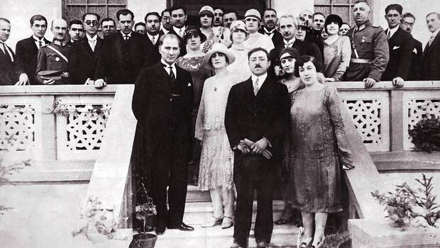 Atatürk Afgan bayrağını elleriyle direğe çekti