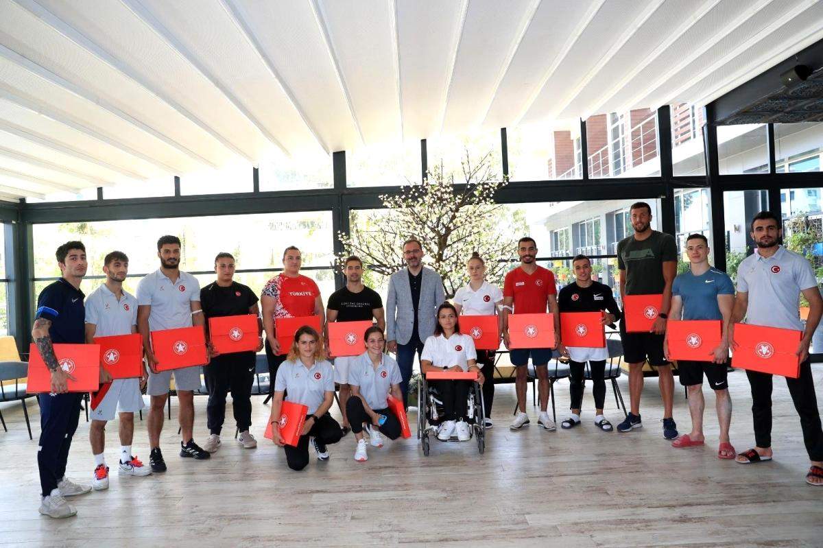 Bakan Kasapoğlu, Tokyo Olimpiyat Oyunları na hazırlanan sporcuları İzmir de ziyaret etti