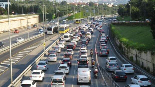 Bayram tatili sonrası ilk mesai gününde 15 Temmuz Şehitler Köprüsü’nde trafik yoğun