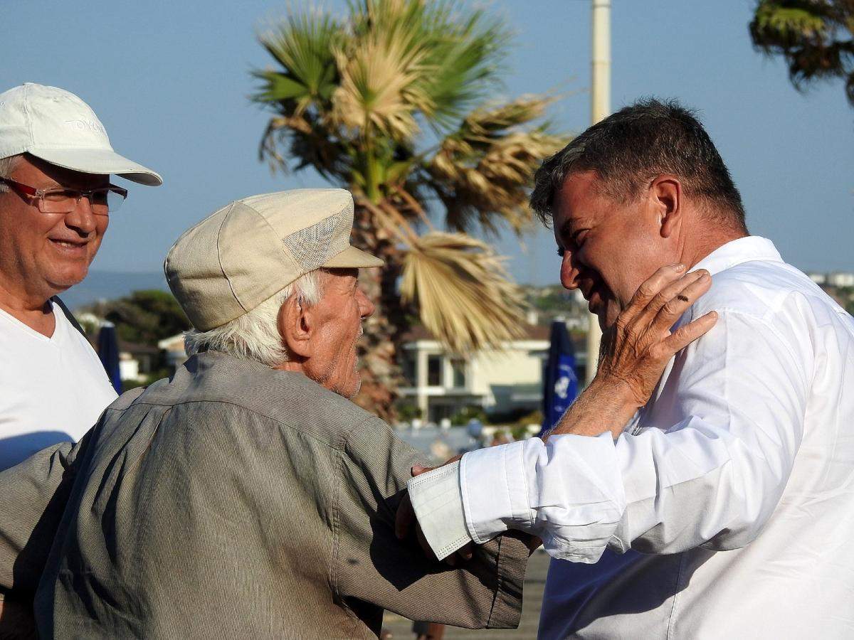 Çeşme nin Ilıca Mahallesi nde 72 yıllık geleneksel bayramlaşma