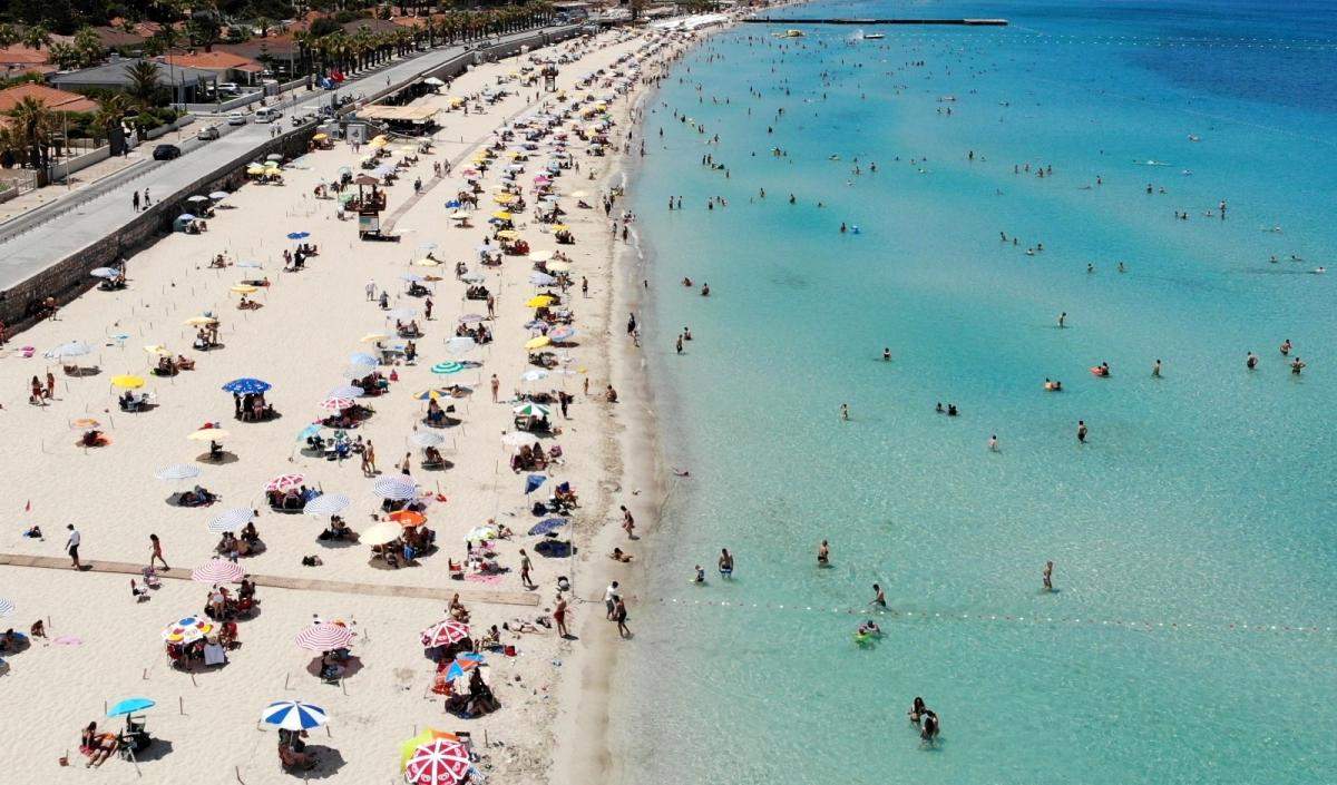 Çeşme plajlarındaki bayram yoğunluğu havadan görüntülendi