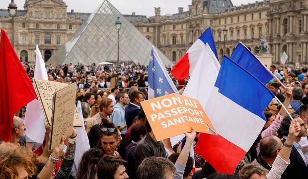 Fransa’da aşı zorunluluğu karşıtı gösteri: 114 bin kişi katıldı