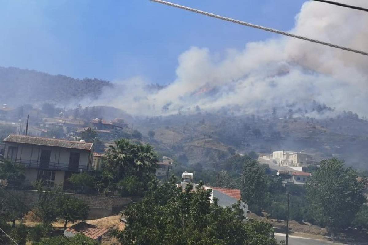 Güney Kıbrıs’ta yangın paniği
