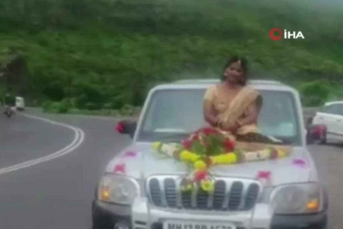 Hindistan’da araç kaputu üzerinde tehlikeli düğün pozu