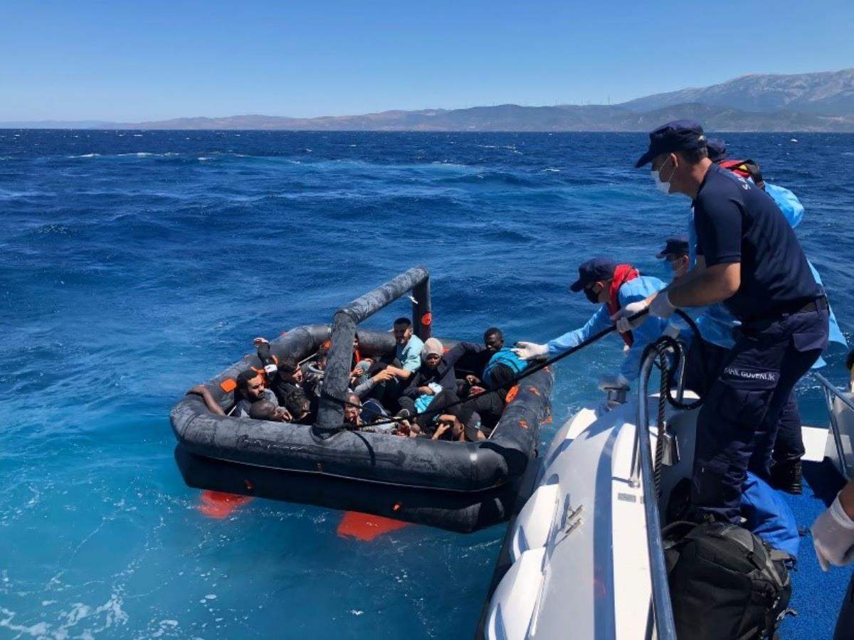 İzmir açıklarında Türk kara sularına itilen 26 sığınmacı kurtarıldı