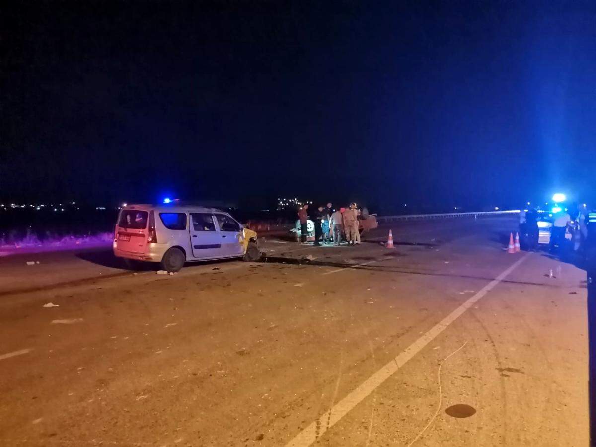 İzmir de iki otomobilin kafa kafaya çarpıştığı kazada can pazarı: 1 i ağır 11 yaralı