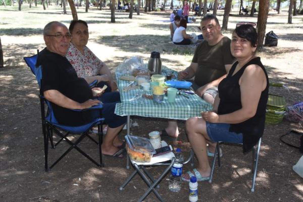 İzmir de piknik yerlerinde  kısıtlamasız pazar  canlılığı