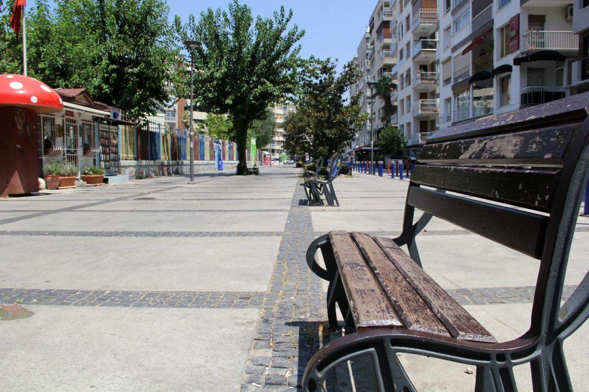 İzmir de sahiller doldu, kent merkezi boş kaldı