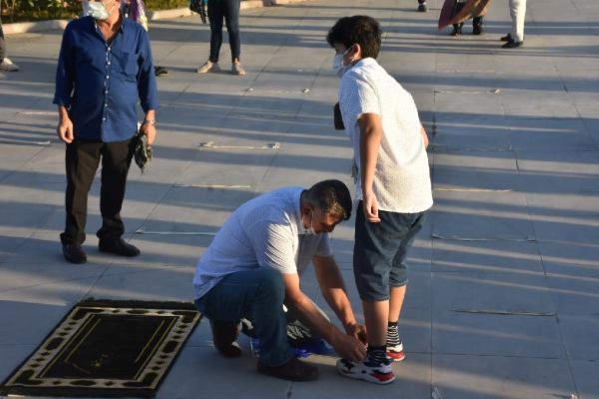 İzmir de sosyal mesafeli bayram namazı