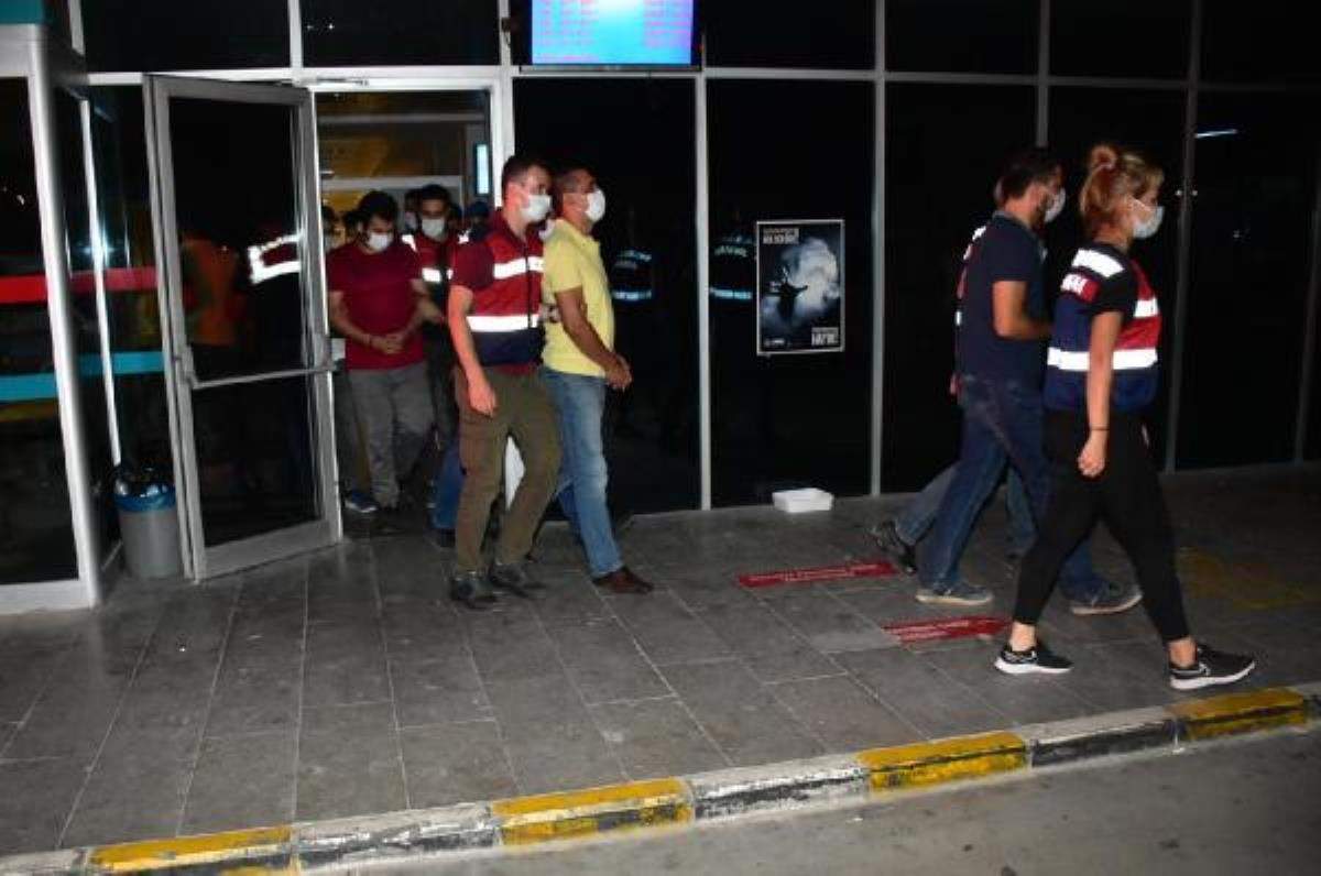 İzmir merkezli FETÖ operasyonunda 76 şüpheli tutuklandı
