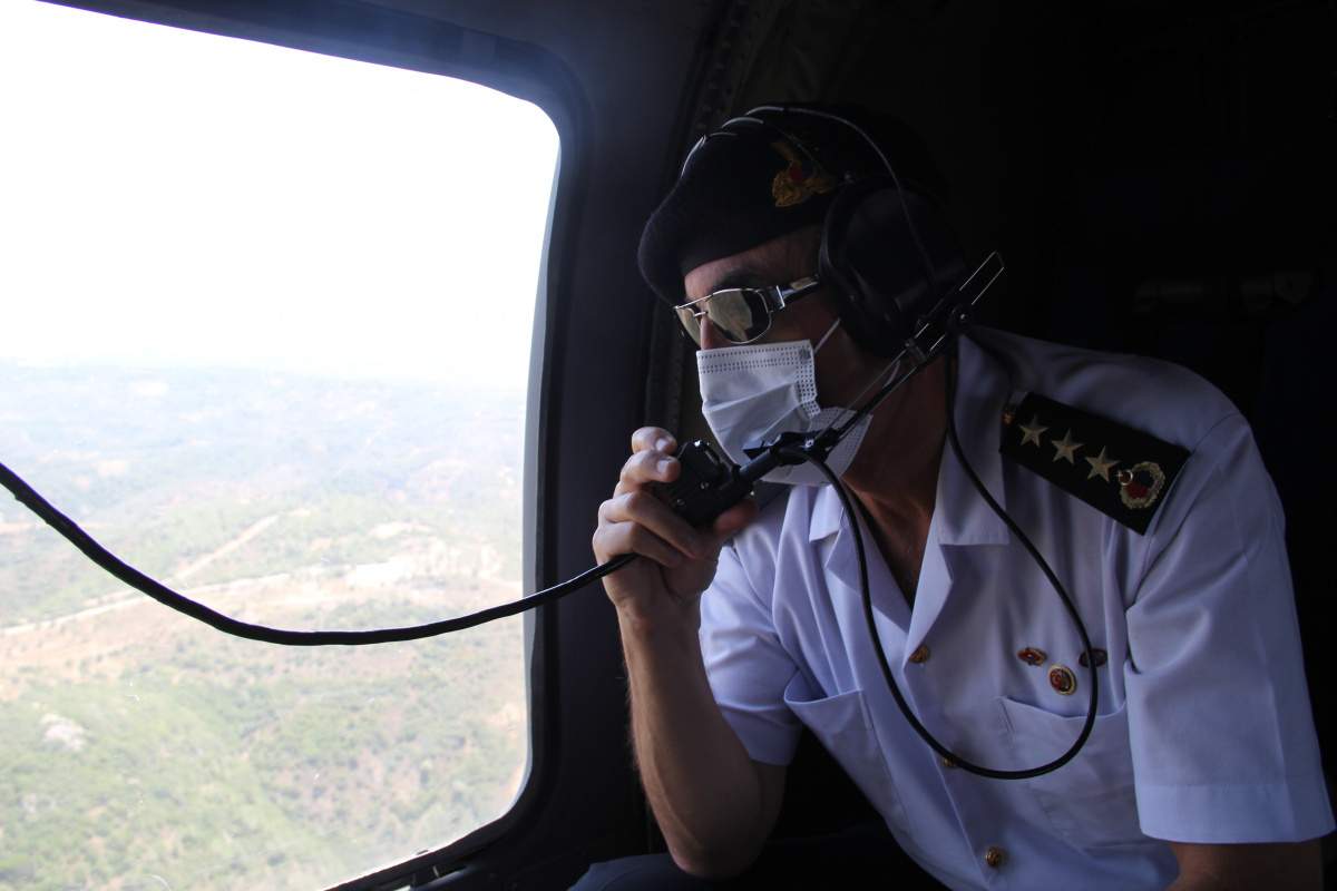 İzmir’de jandarma ekiplerinden helikopterli trafik denetimi