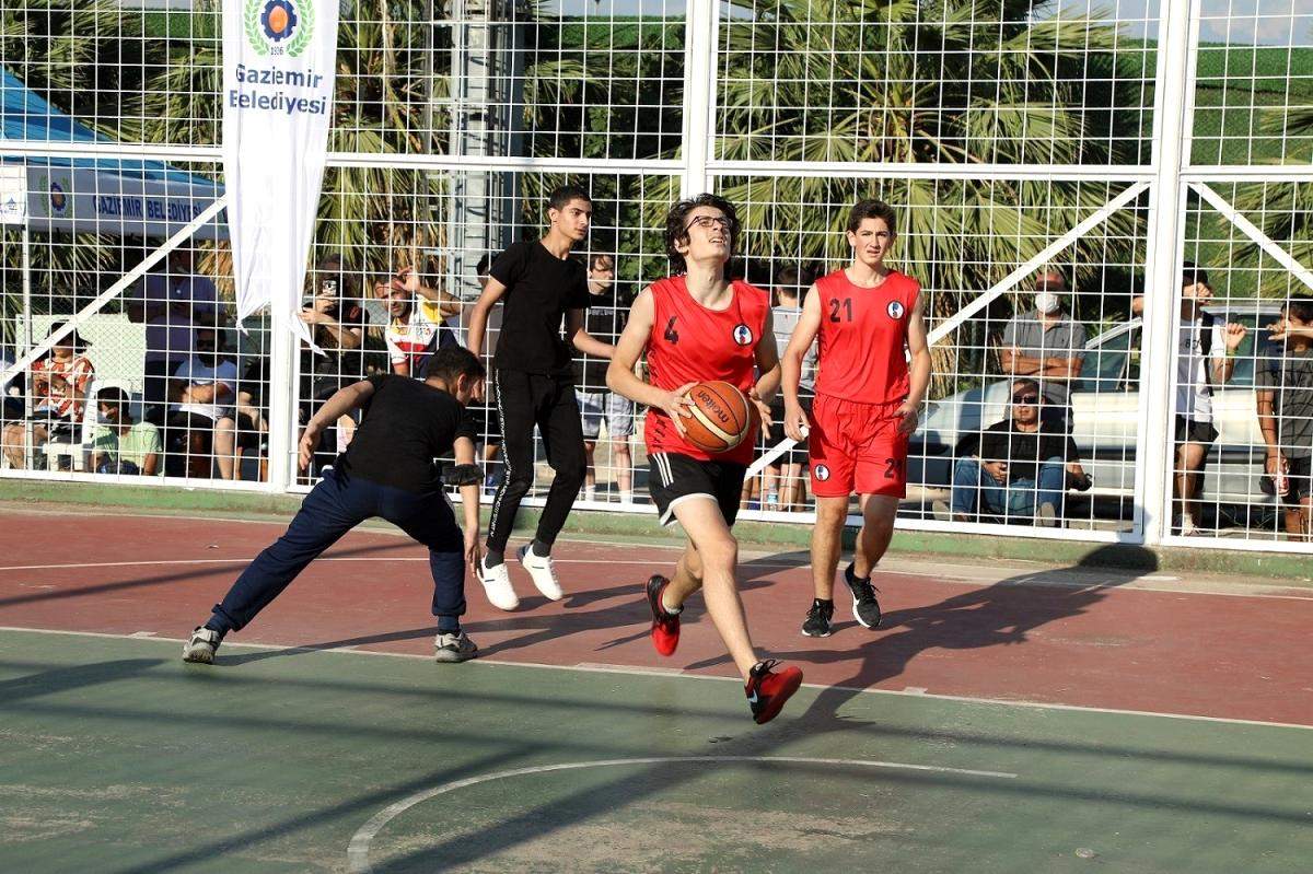 İzmirli basketbolcular Gaziemir de ter döktü