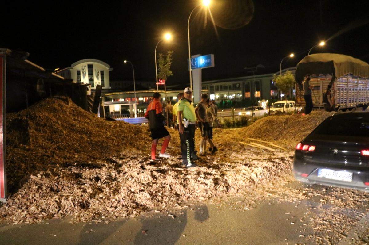 Köprüde odun talaşı yüklü tır devrildi, faciadan dönüldü