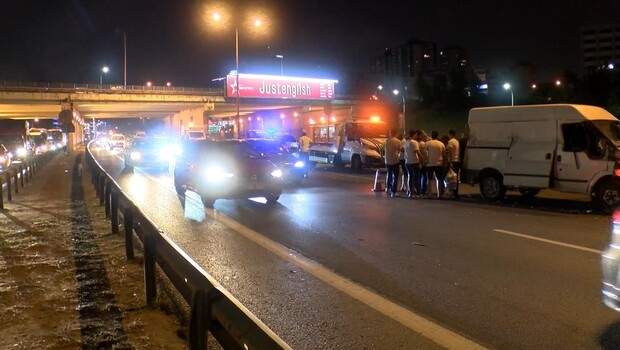 Maltepe’de 3 aracın karıştığı trafik kazasında 2 kişi yaralandı