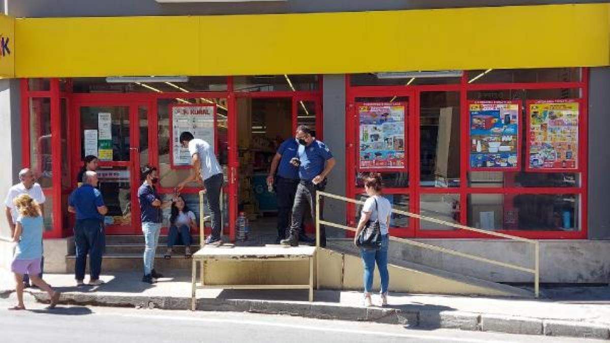 Market müdürünü bıçakla yaralayıp, kasiyeri kovaladı