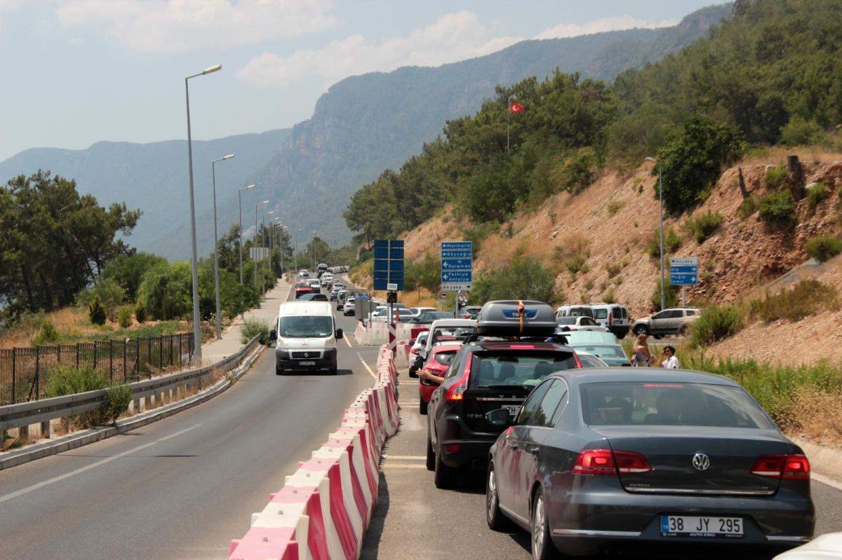 Muğla nın dört bir tarafında trafik kilitlendi