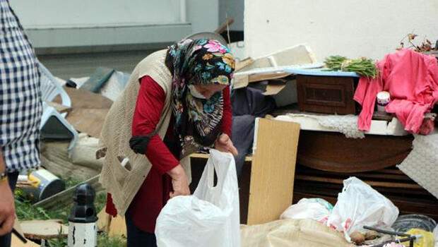 Sokağı çöplüğe çevirdi! Mahalleliler şikayet etti