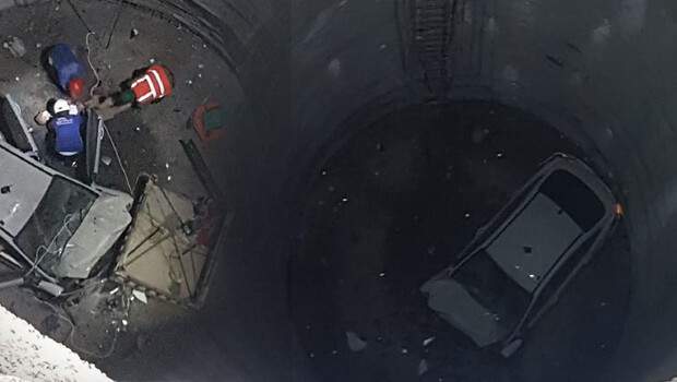 Son dakika… İzmir’de korkunç kaza! Otomobil 25 metrelik metro kazısına düştü