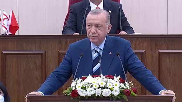 Son dakika… KKTC’ye tarihi ziyaret… Merakla bekleniyordu, Cumhurbaşkanı Erdoğan konuşmasına başladı