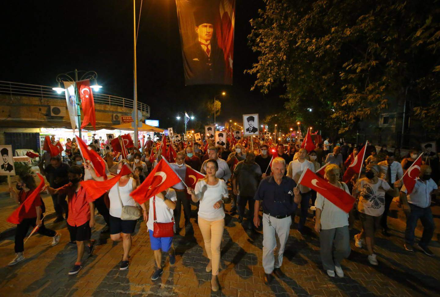 ZAFER BAYRAMI EFES SELÇUK’TA FENER ALAYI VE KONSER İLE KUTLANDI