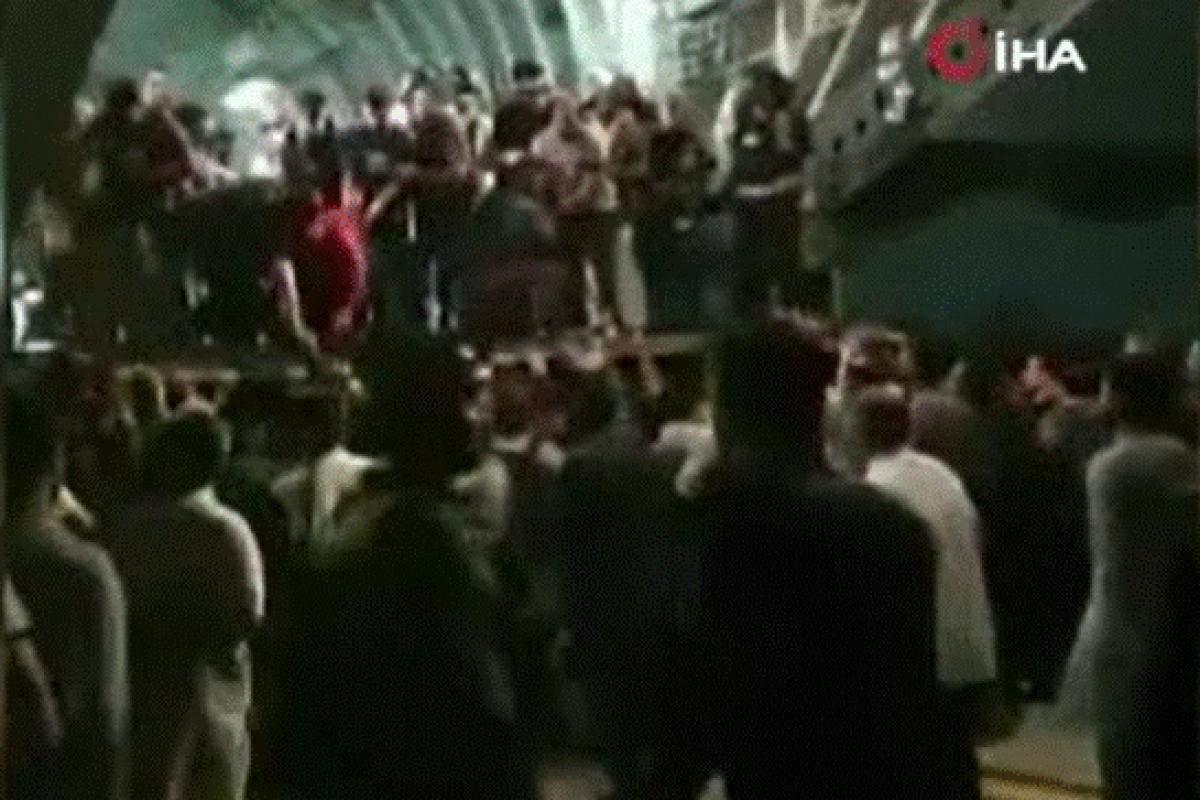 Afganistan’dan kaçmaya çalışanlar Kabil havaalanında izdihama neden oldu: En az 5 ölü