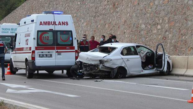 Amasya’da kamyonet ile otomobil çarpıştı: 3 ölü, 2 yaralı