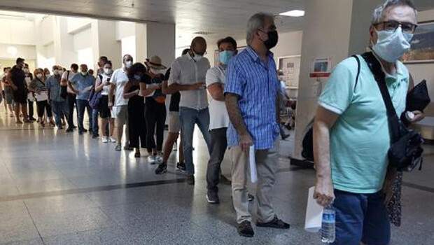 Antalya’da yüzlerce metrelik aşı kuyruğu