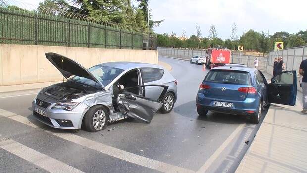 Bakırköy’de iki otomobilin çarpıştığı kazada 3 kişi yaralandı
