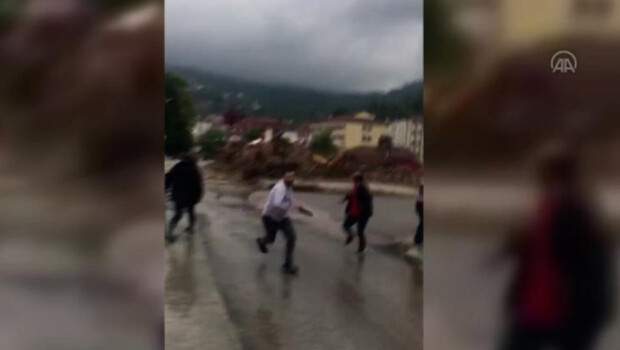 Bozkurt Belediye Başkanı Yanık’ın selden son anda kurtulduğu görüntüler ortaya çıktı