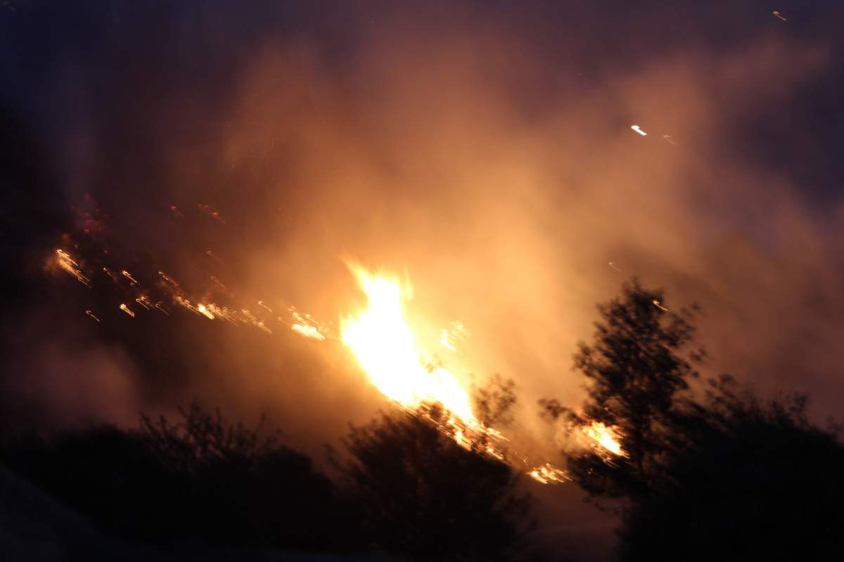 Denizli’de yerleşim yerine yaklaşan yangın devam ediyor